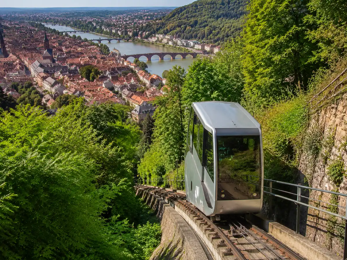 Die Bergbahn auf dem Weg vom Kornmarkt hinauf zum Schloss