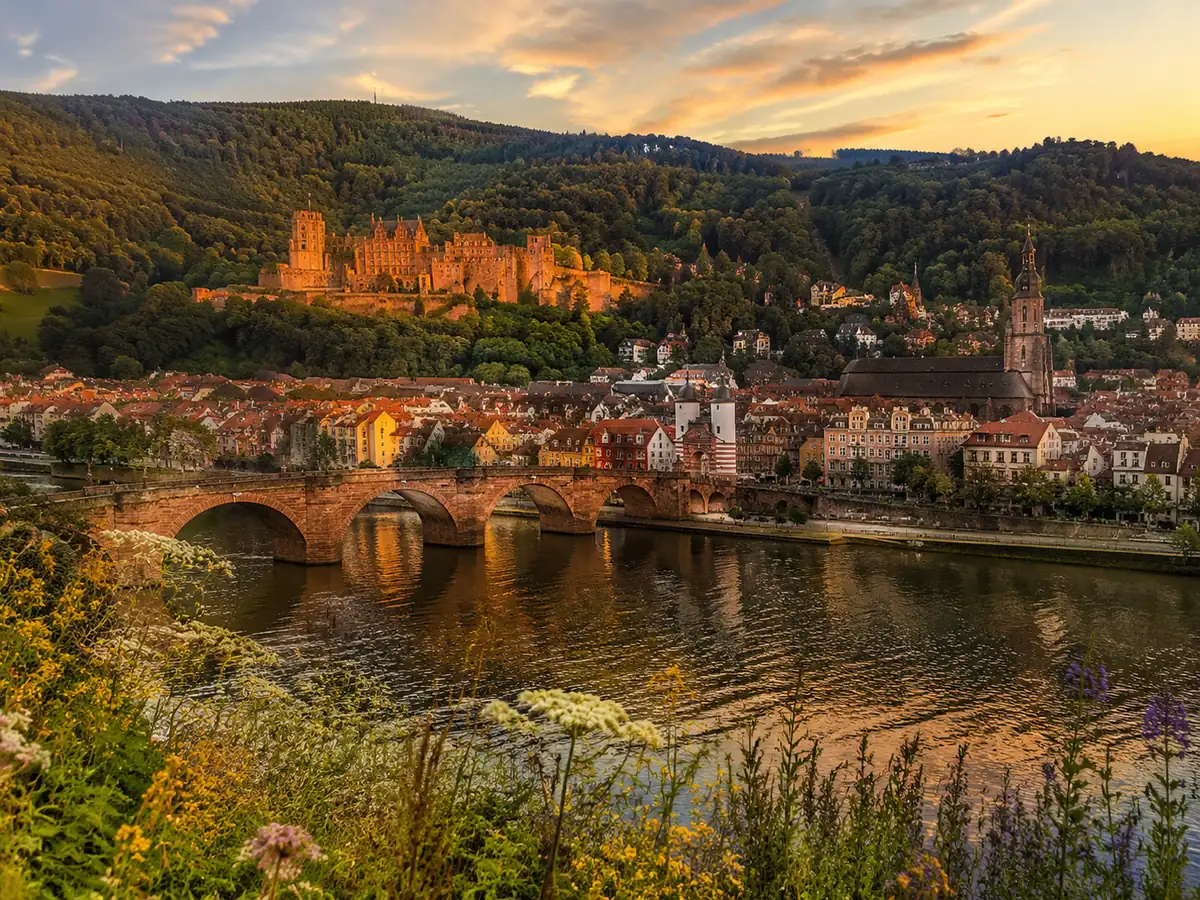 Das Heidelberger Schloss, gesehen vom Philosophenweg auf der anderen Flussseite