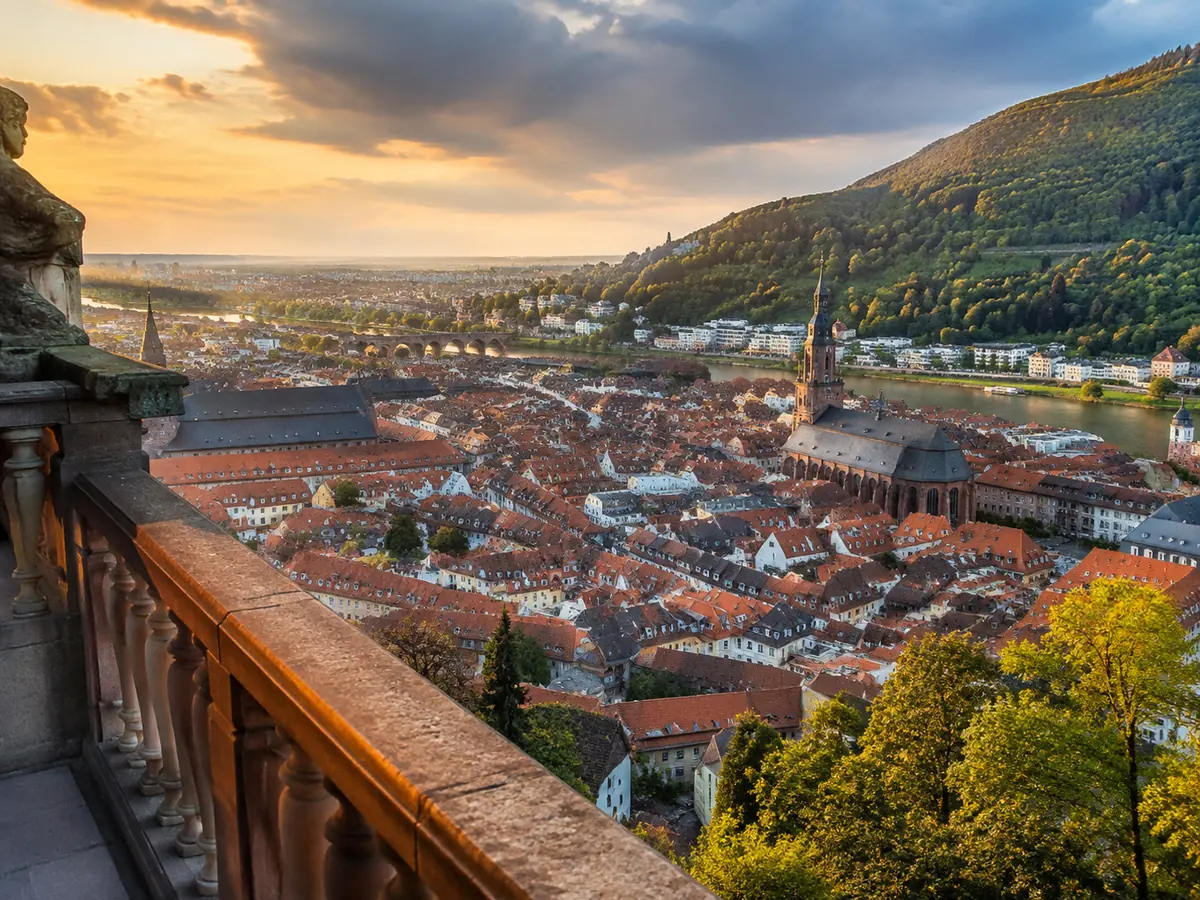 Blick von der Altan-Terrasse über die Altstadt Heidelbergs und den Neckar
